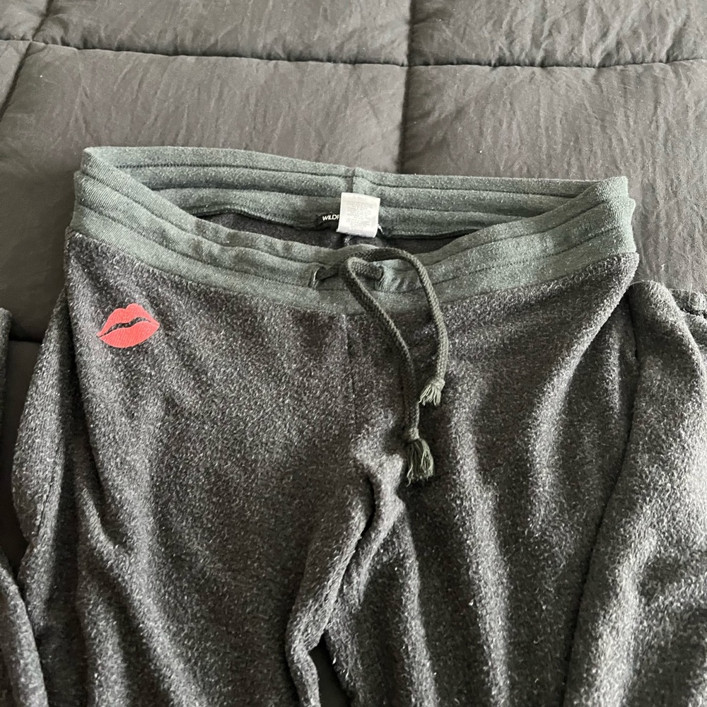 Wildfox Gray Lounge Pants with Pink/Red Lips Logo - Picture 3 of 11